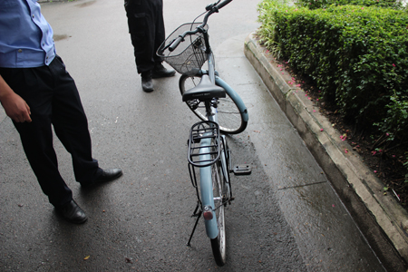 老人騎車摔路邊 民警及時(shí)救助